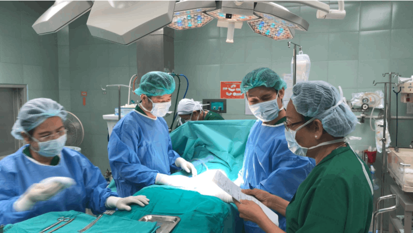 لماذا استخدام العباءات الجراحية التي يمكن التخلص منها أفضل من العباءات الجراحية القماشية